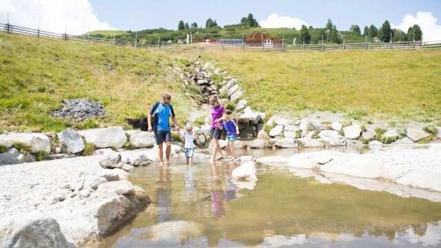 familie wandern stausee einkehr