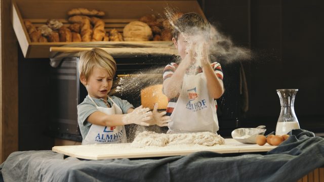 Childcare 2 Backen Mehl staubt