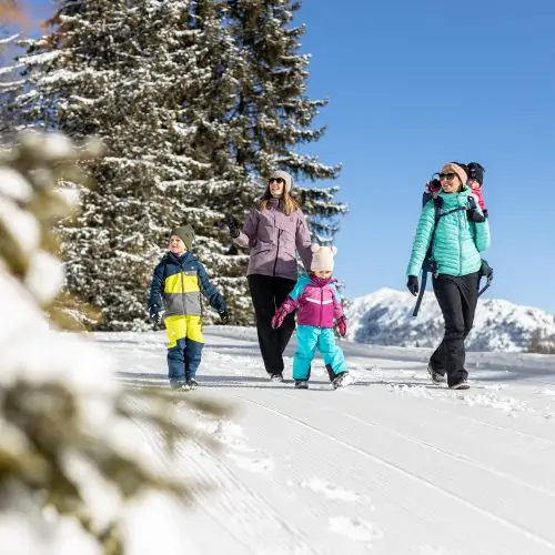 Eine Familie beim Winterwandern im Schnee