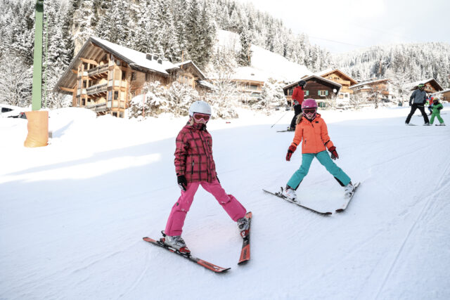Kinder beim Skifahren im Schnee