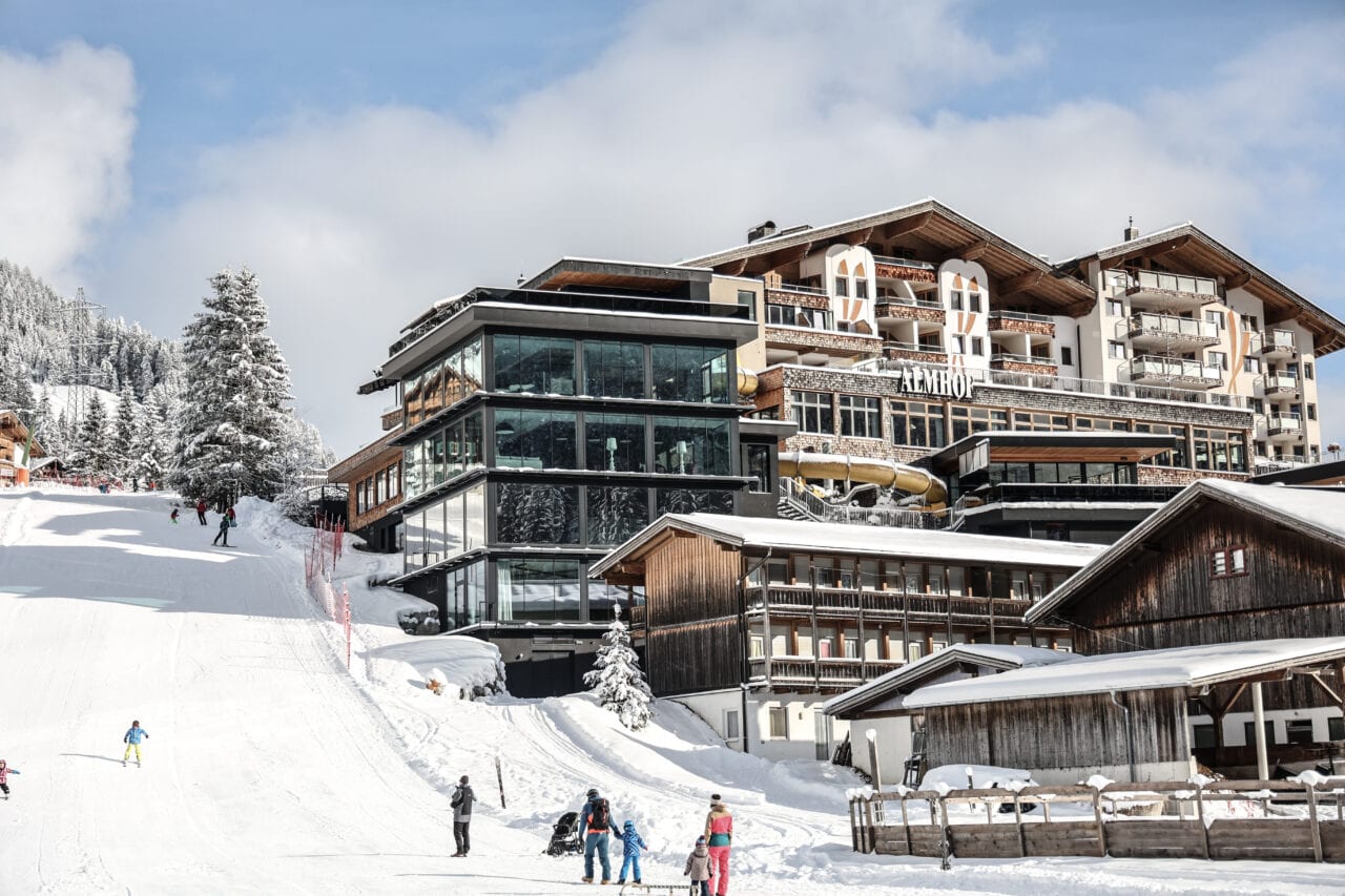 Skigebiet mit modernen und traditionellen Gebäuden