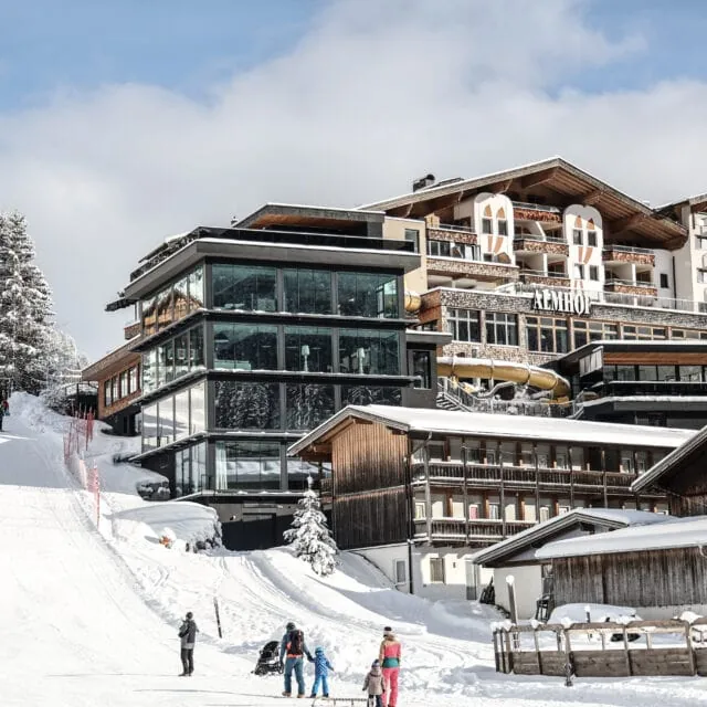 Skigebiet mit Schnee und modernen Gebäuden