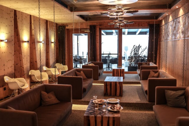 Gemütlicher Lounge-Bereich mit modernen Möbeln