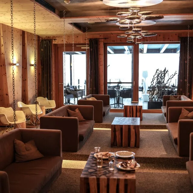 Gemütlicher Lounge-Bereich mit modernen Möbeln