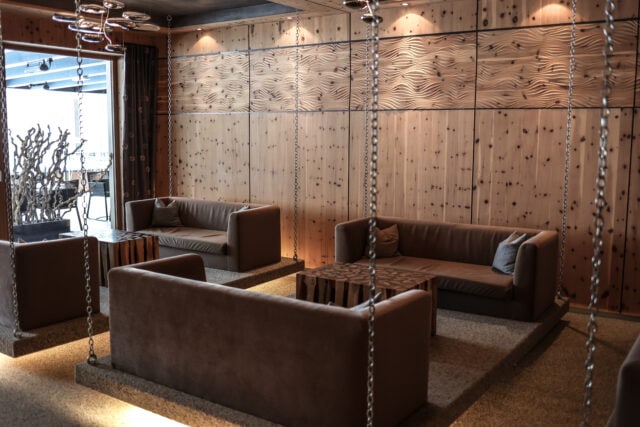 Moderne Lounge mit bequemen Sofas und Holzdesign.