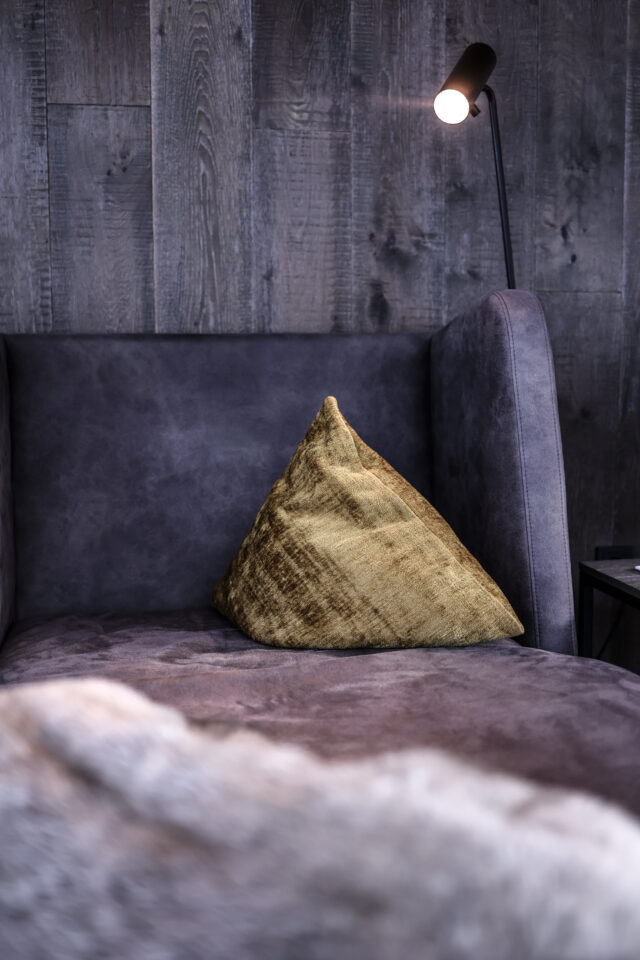 Bequeme Couch mit einem dekorativen Kissen