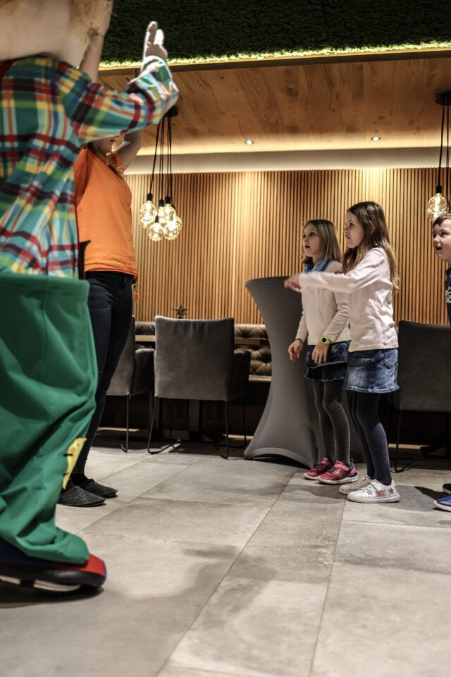 Kinder erleben eine interaktive Show im Veranstaltungsraum.