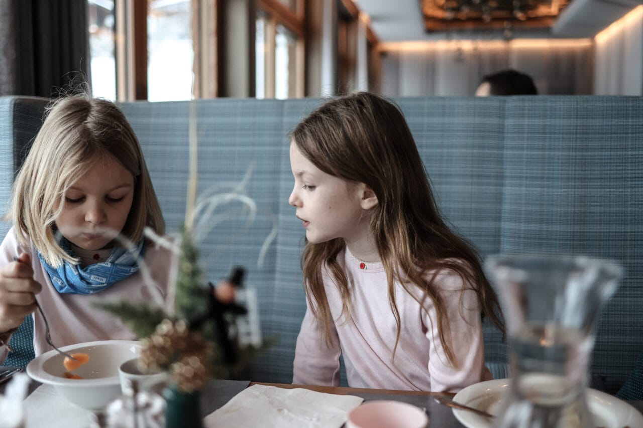Zwei Mädchen beim Frühstück in einem Restaurant.