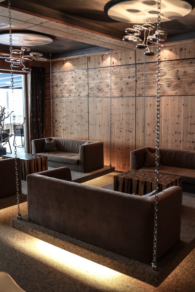Moderne Lounge mit schwingenden Sofas und Holzdekor.