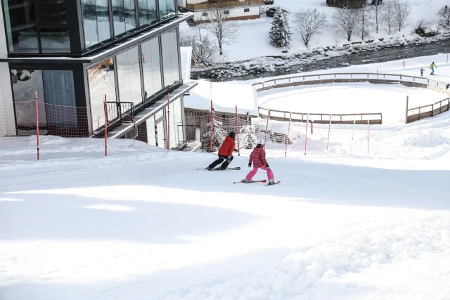 Zwei Skifahrer im Schnee, sonniger Tag.