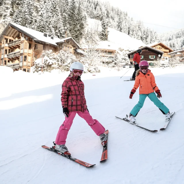 Kinder beim Skifahren im Schnee