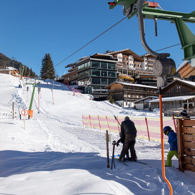 Skifahrer am Lift in einer Winterlandschaft