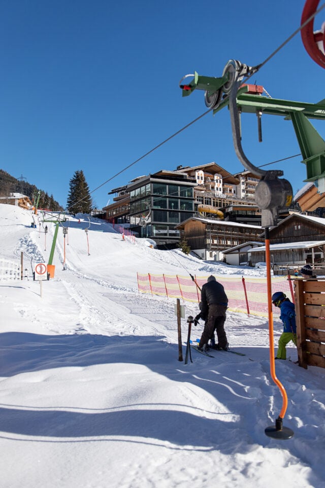 Skifahrer am Lift in einer Winterlandschaft