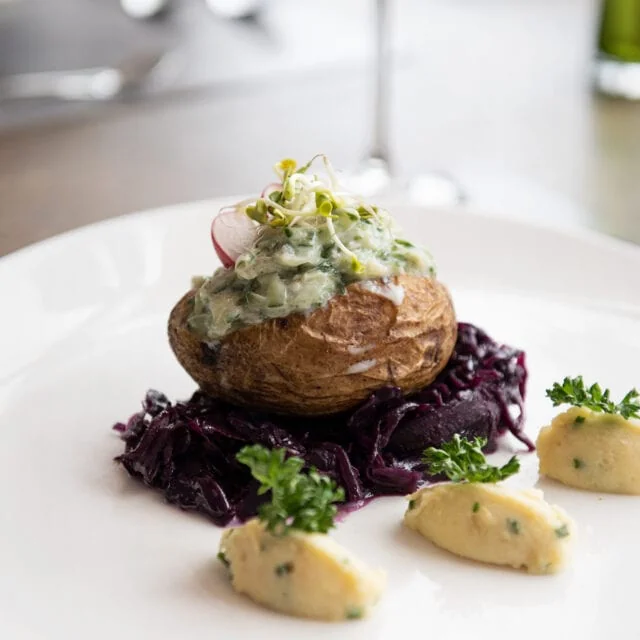Gefüllte Kartoffel mit Rotkohl und Beilage