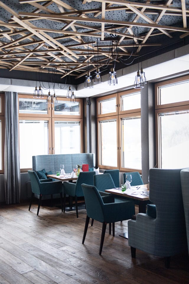 Modernes Restaurant mit stilvollem Interieur