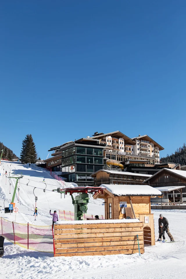 Skigebiet mit Lift und schneebedeckter Landschaft