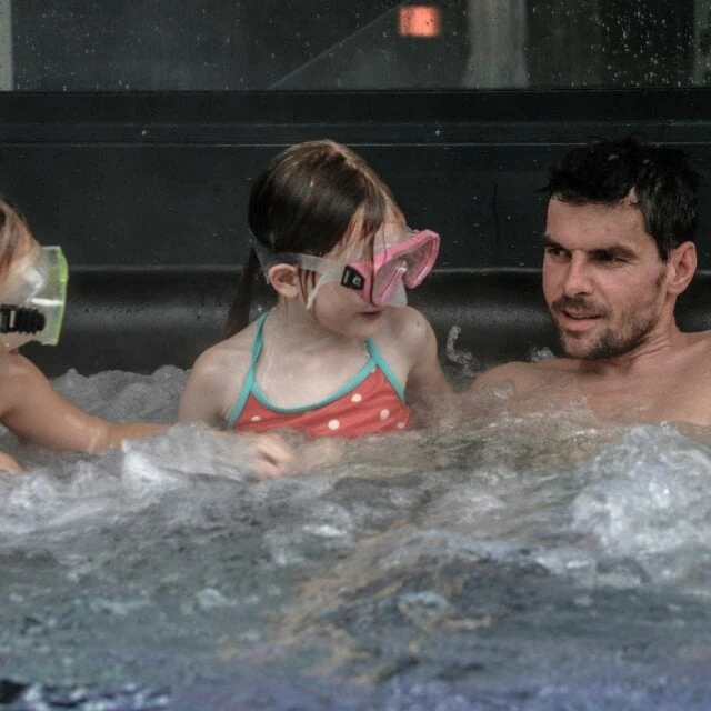 Familie im Whirlpool mit Schwimmbrillen