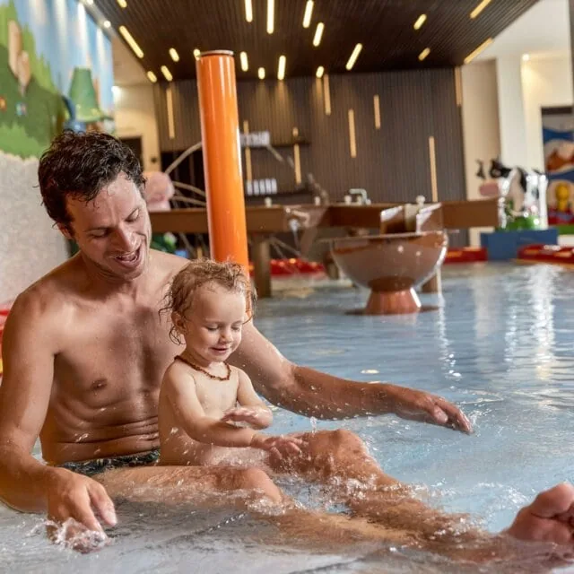 Spaß auf der Wasserrutsche mit Spritzwasser