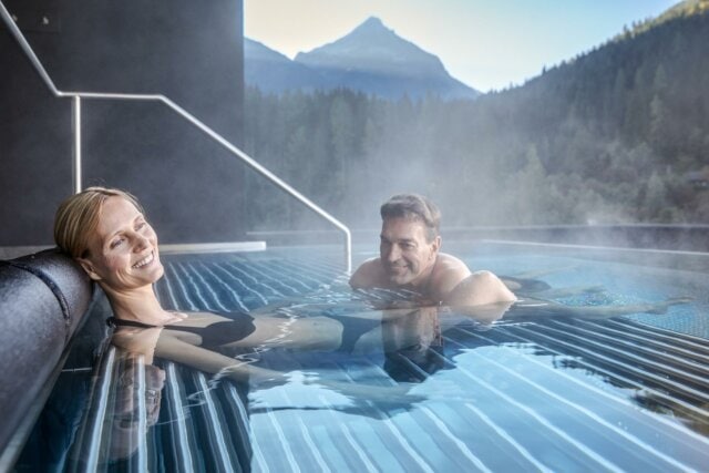 Entspannung im Wellnessbereich mit Bergblick.