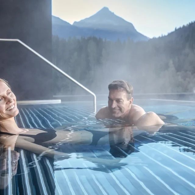 Entspannung im Wellnessbereich mit Bergblick.