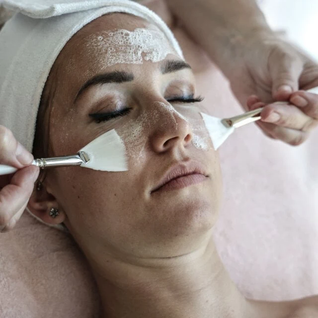 Frau erhält Gesichtsbehandlung in einem Spa.