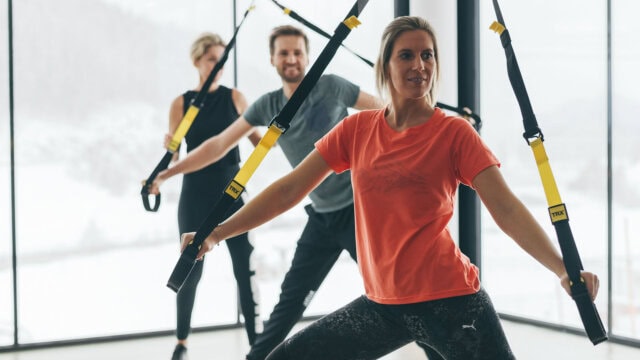 Gruppentraining mit TRX im Fitnessstudio