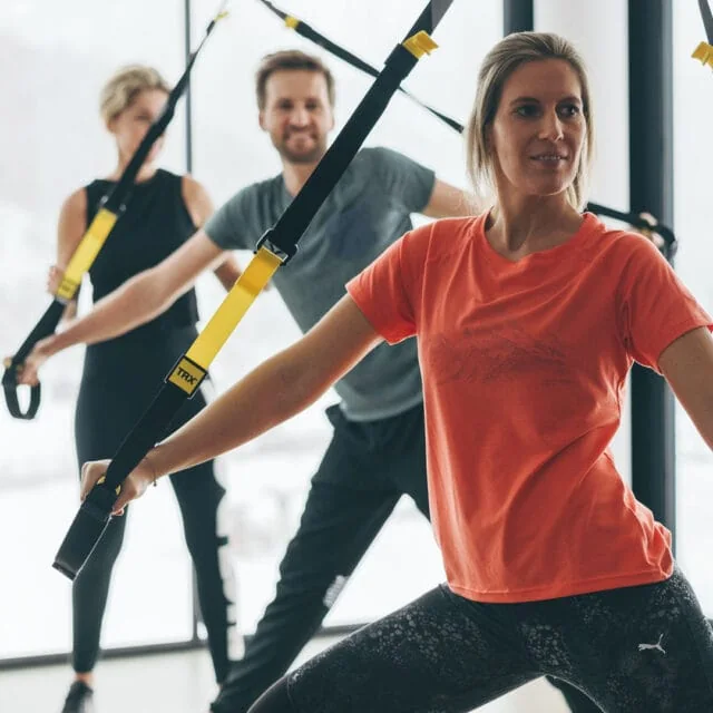 Gruppentraining mit TRX im Fitnessstudio