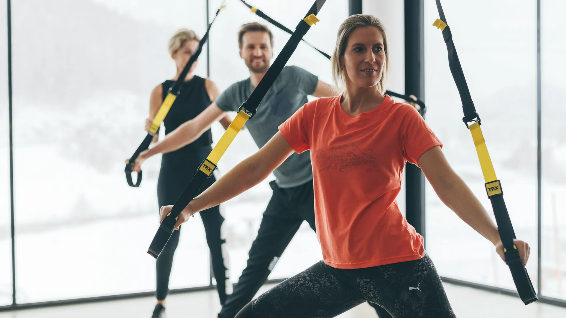Gruppentraining mit TRX im Fitnessstudio