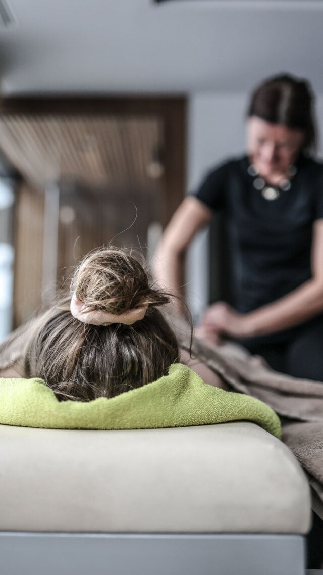 Frau bei einer entspannenden Massage im Spa