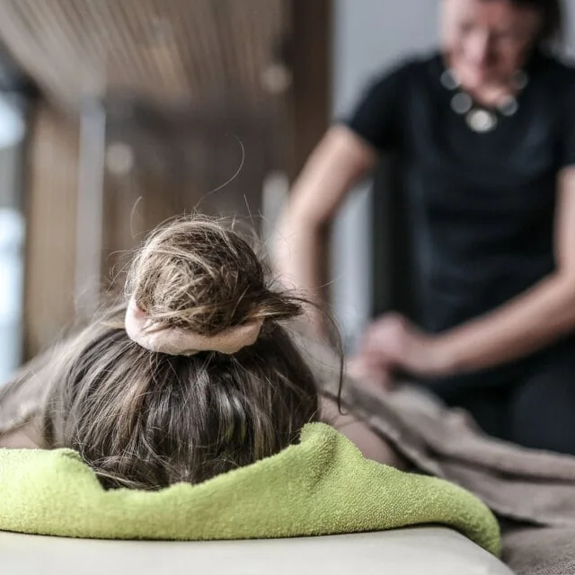 Frau bei einer entspannenden Massage im Spa