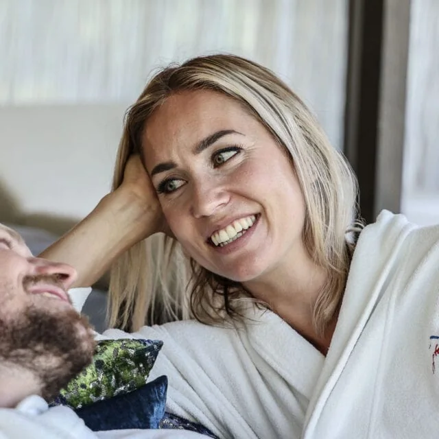 Liebespaar in gemütlichen Bademänteln entspannt.