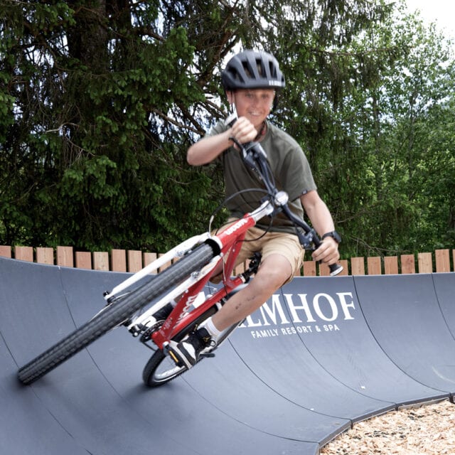 Abenteuerland 9 Familyresort Almhof Spieleparadies Pumptrack Rad action