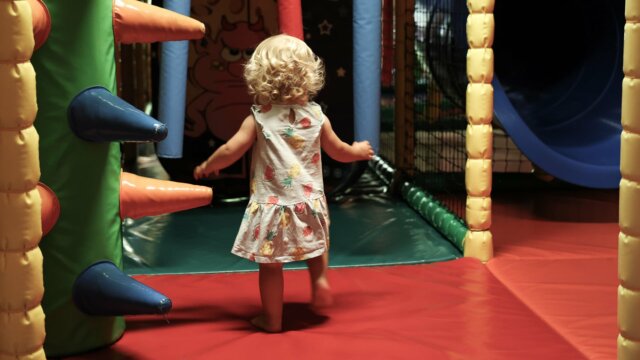Kleines Kind in einem Spielbereich