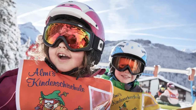 Kinder beim Skifahren in der Kinderskischule