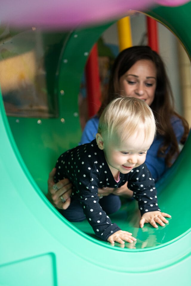 Kleines Kind spielt auf einem Spielplatz.