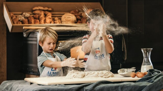 Kinder backen mit Mehl in der Küche