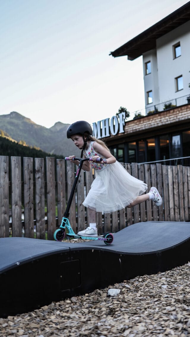 Mädchen fährt Skateboard in schöner Umgebung