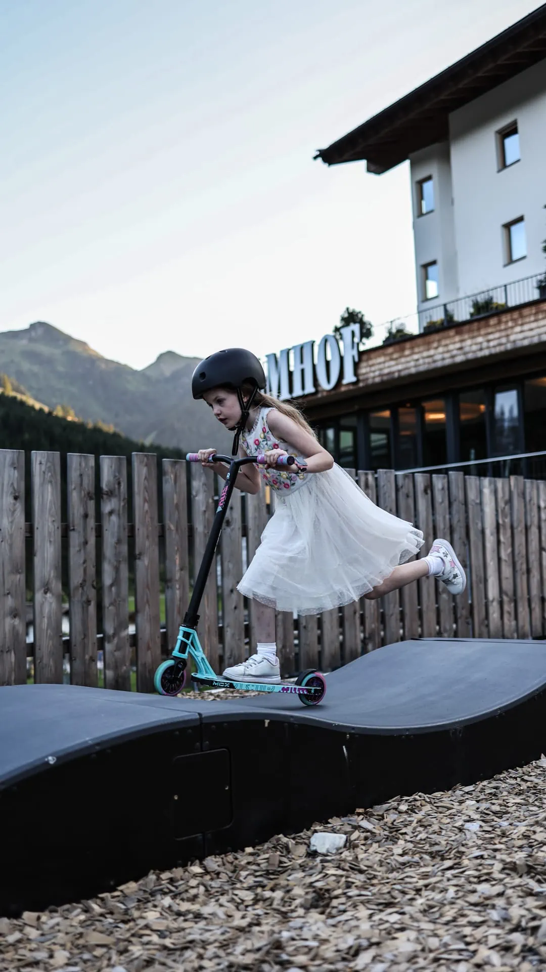 Mädchen fährt Skateboard in schöner Umgebung