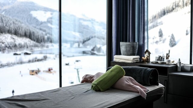 Wellnessbereich mit Aussicht auf verschneite Landschaft