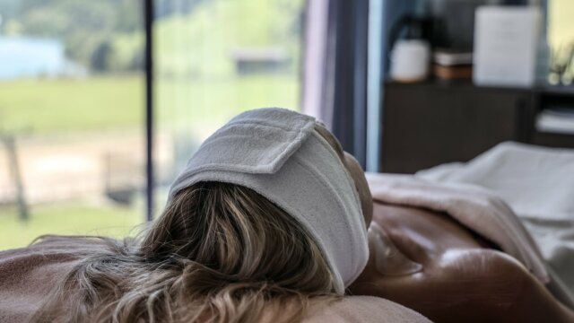 Entspannung bei einer Gesichtsbehandlung im Spa