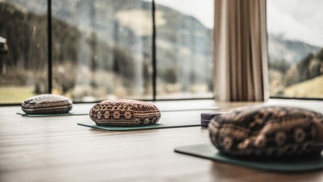Yoga-Pads in lichtdurchflutetem Raum