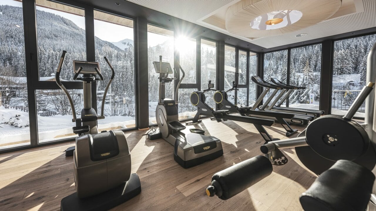 Moderne Fitnessgeräte mit Bergblick im Winter.
