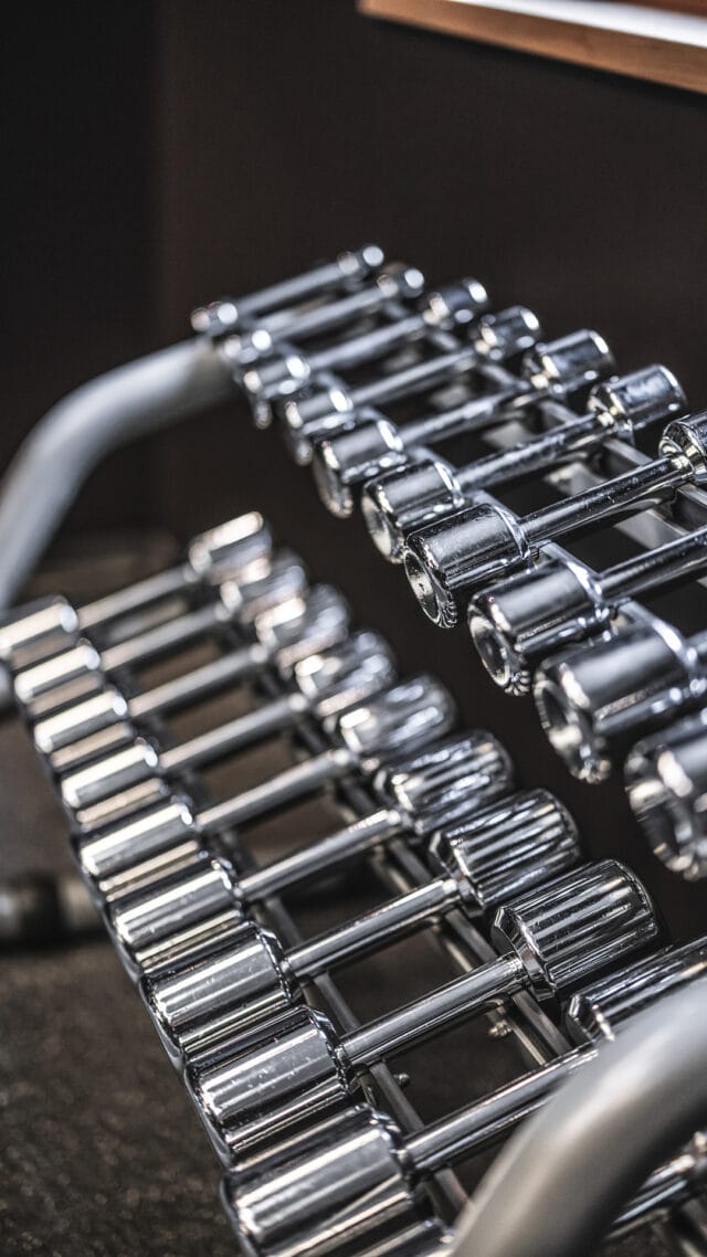 Hantelbank mit verschiedenen Gewichten im Fitnessstudio