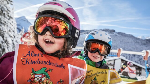 Kinder in Skiausrüstung beim Skiunterricht