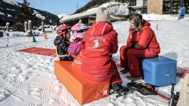 Schneeskikurs mit Kindern in den Alpen