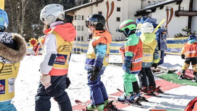Kinder beim Skifahren in der Wintersaison