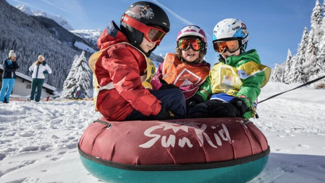 Kinder beim Rodeln im Schnee