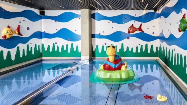 Bunte Kinderbadezimmerecke mit Spielzeugbooten.
