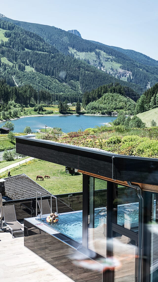 Moderne Villa mit Blick auf den See