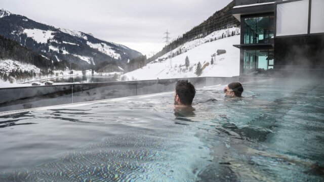 Entspannung im Infinity-Pool mit Bergblick